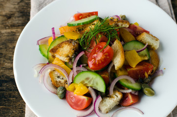 Salad with vegetables and croutons