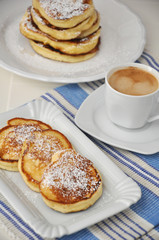 Pancakes mit Kaffee zum Frühstück
