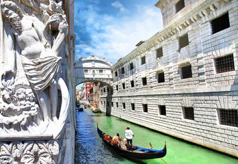 Photo sur Plexiglas Pont des Soupirs Venise --gondoles passant sur le Pont des Soupirs