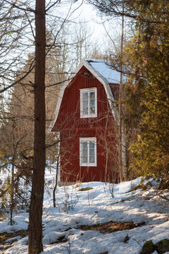 Rotgestrichenes schwedisches Holzhaus in Småland