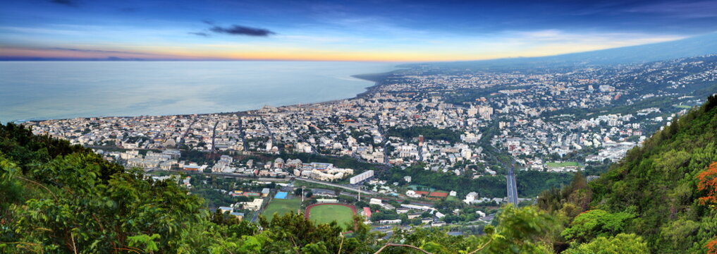 Panoramique de Saint-Denis de La R&eacute;union.