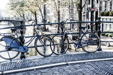Naklejka premium Amsterdam, kanał i rower. Holandia.