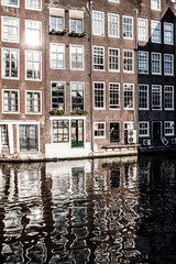 Fototapeta na wymiar Typowa architektura Amsterdam z rowerami