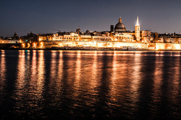 Fototapeta na wymiar Zobacz Malty. Stare Valletta w zmierzchu