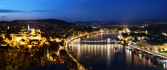 Fototapeta na wymiar Budapeszt, Węgry. Widok z Góry Gellerta