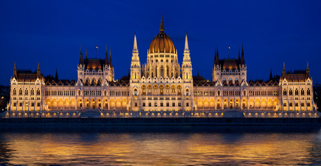 Fototapeta na wymiar Węgierski parlament w Budapeszcie, Węgry