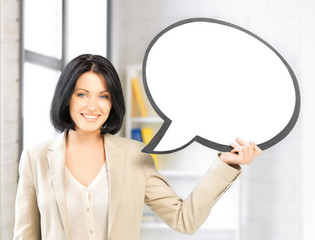 Fototapeta premium smiling businesswoman with blank text bubble