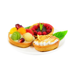 Small cakes with fruit and cream
