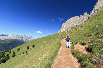 Fototapeta na wymiar Dolomity - chodzenie na chodniku