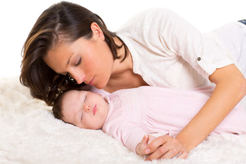 Obraz na płótnie Canvas Sleeping dziewczynka z opieki matki pod