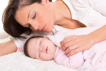 Fototapeta na wymiar Sleeping dziewczynka z opieki matki pod