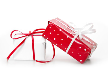 Geschenke in Rot und Weiß verpackt isoliert