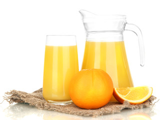 Fototapeta na wymiar Pełna szkło i dzbanek z sokiem pomarańczowym i pomarańcze samodzielnie na