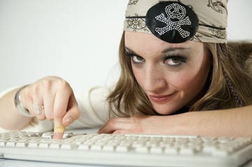 Femme pirate devant son clavier d'ordinateur