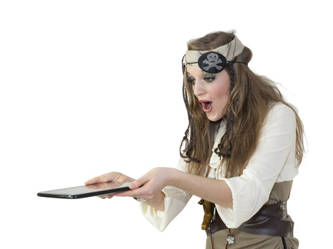 Femme pirate tenant une tablette tactile