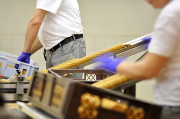 Fliessbandarbeit Lebensmittelindustrie / assembly line work