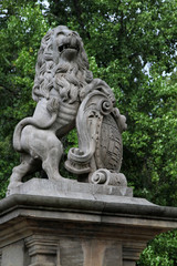 Fototapeta na wymiar Wappenlöwe auf dem Gartentor zum Lustgarten in Wernigerode