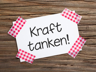 Klebestreifen Zettel auf Holz KRAFT TANKEN!