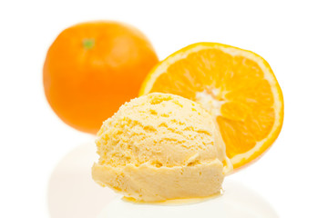 Orangeneis mit Orangen auf weißem Hintergrund