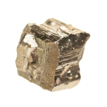 Mineralien: Pyrit - W&uuml;rfel auf wei&szlig;em Hintergrund