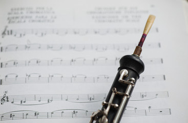 Holzblasinstrument, eine französische Oboe und Notenblatt