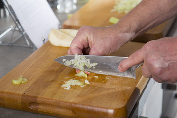 Koch beim Schneiden von Gemüse
