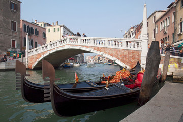 Fototapeta na wymiar Wenecja, gondole i most