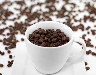 Kaffeebohnen mit Kaffeetasse 2