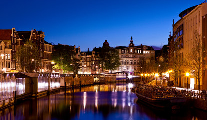Fototapeta na wymiar Kanały Amsterdam nocą