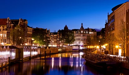 Foto auf Glas Amsterdamer Kanäle bei Nacht © ikostudio