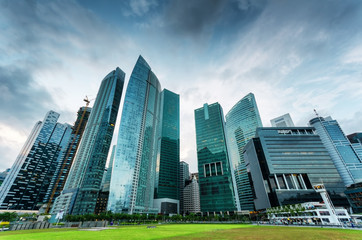 Obraz premium Wieżowce w finansowej dzielnicy Singapuru