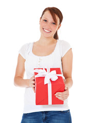 Attraktive junge Frau freut sich über Geschenk