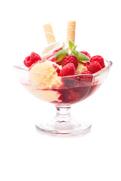 Eisbecher mit Vanilleeis und Himbeeren