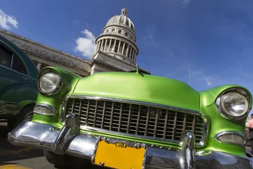 Photo sur Plexiglas Voitures anciennes cubaines Voitures anciennes devant le Capitole à Cuba
