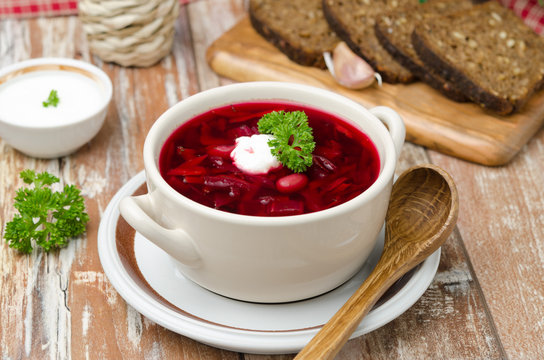 Fototapeta Ukrainian and russian national red borsch with sour cream