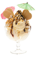 Eisbecher mit Schirmchen