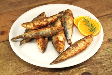 eine Hand voll Sardinas auf dem Teller