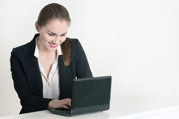 Sekret&auml;rin am Arbeitsplatz