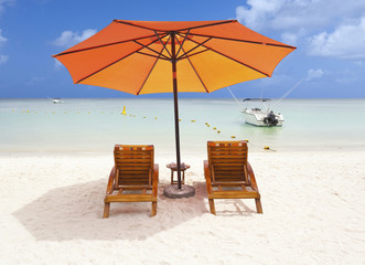 parasol sur plage paradisiaque de l'île Maurice
