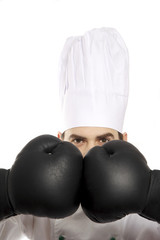 Koch versteckt sich hinter Boxhandschuhe