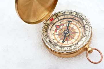 Fototapeta na wymiar Compass in the snow