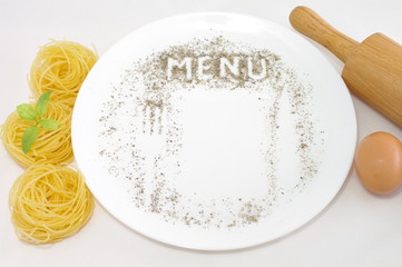 Menu napis przyprawami na talerzu