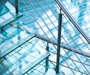 Photo sur Plexiglas Escaliers Intérieur moderne avec garde-corps en acier et escaliers en verre