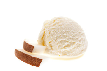 Kokos-Eis mit Kokosstücken
