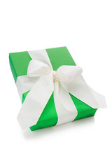 Grünes Geschenk mit weißer Schleife