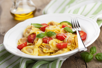 tortellini with cheese and tomatoes