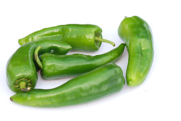 PIMIENTOS VERDES CRUDOS AMONTONADOS