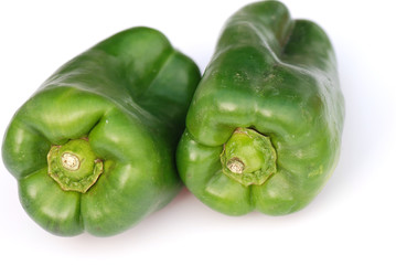 PIMIENTOS MORRONES CRUDOS VERDES AISLADOS. DOS