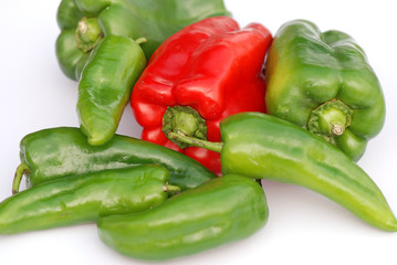 PIMIENTOS ROJOS Y VERDES AMONTONADOS