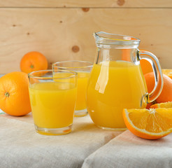 Naklejka na ściany i meble Naturalny sok pomarańczowy w dzbanek na białym stole